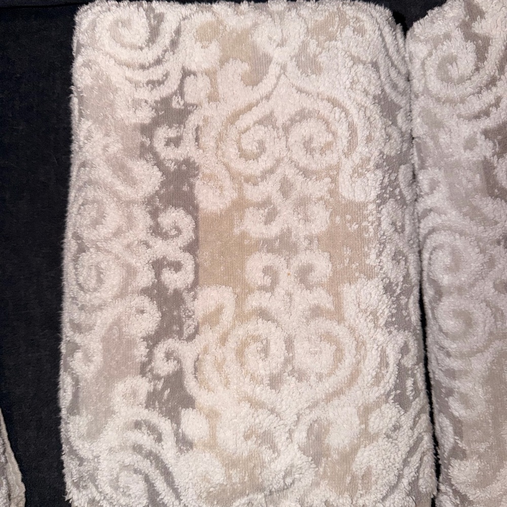 Elegant Cream and White Towel Set - Picture 2 of 6